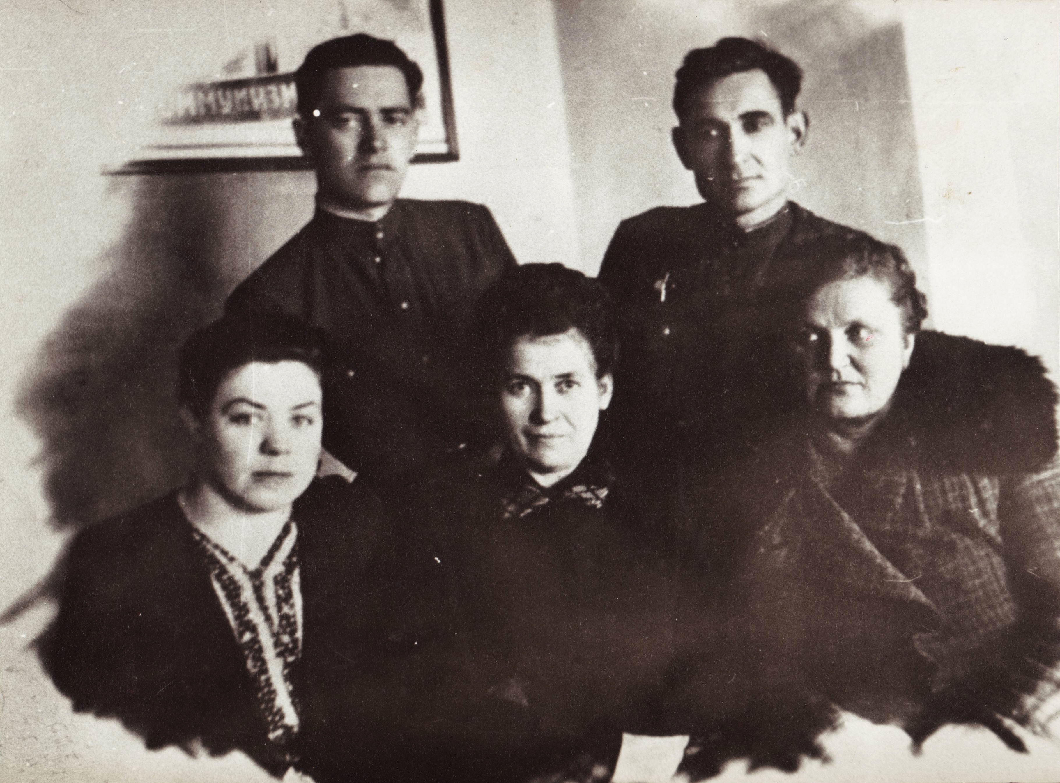  Григорий Герасимович Гуленко (1911–1985), верхний ряд, справа